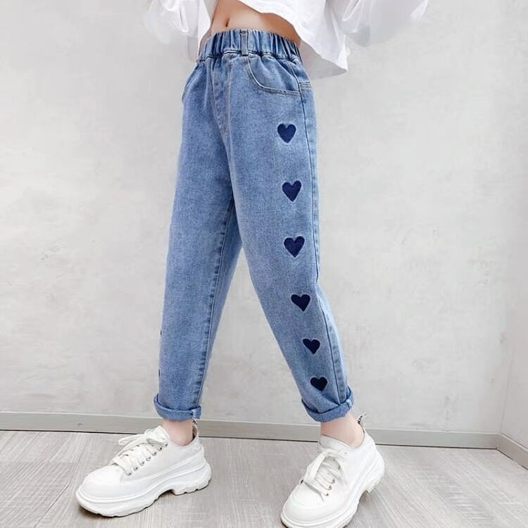 Calça Jeans com Coraçõezinhos? 💕👧 Eu quero!